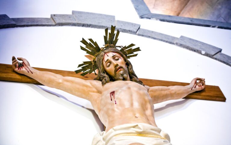 Jesus statue moves its head during Catholic mass in Mexico