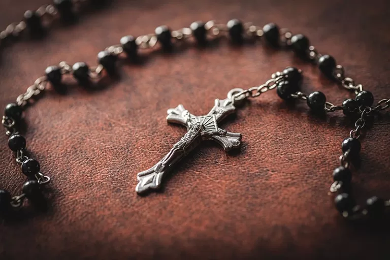 Rosary Vs the Gates of hell, watch this video if you are not praying 15-decade Rosary!