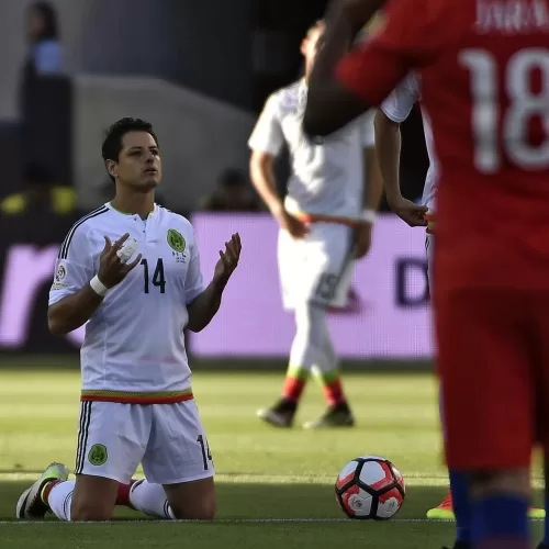 Mexico's Javier 'Chicharito' Hernandez prays before the start of the Copa America Centenario quarterfinal football match against Chile in Santa Clara, California, United States, on June 18, 2016.  / AFP / OMAR TORRES        (Photo credit should read OMAR TORRES/AFP/Getty Images)