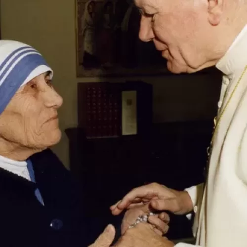 Pope John Paul II greets Mother Teresa of Calcutta at the Vatican in an undated file photo. Mother Teresa, the founder of the Missionaries of Charity who was beatified by Pope John Paul in 2003, would have celebrated her 100th birthday Aug. 26. (CNS photo/L'Osservatore Romano) (Aug. 20, 2010) See TERESA Aug. 20, 2010.